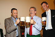 Augustiner Bier vom Fass: Veronas Bürgermeister Flavio Tosi, Münchens OB Christian Ude und Dr. Jannik Inselkammer von der Augustiner Brauerei stoßen an (Foto: Marikka-Laila Maisel)